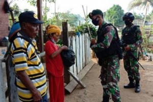 Satgas 754 Kostrad Bagikan Puluhan Paket Sembako 